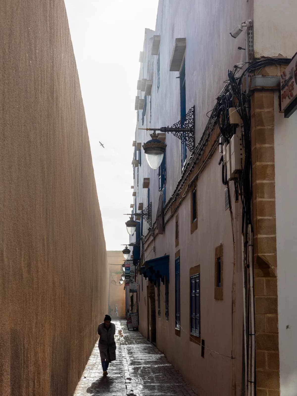 Ruelle de la médina d'Essaouira ouvrant sur la mer