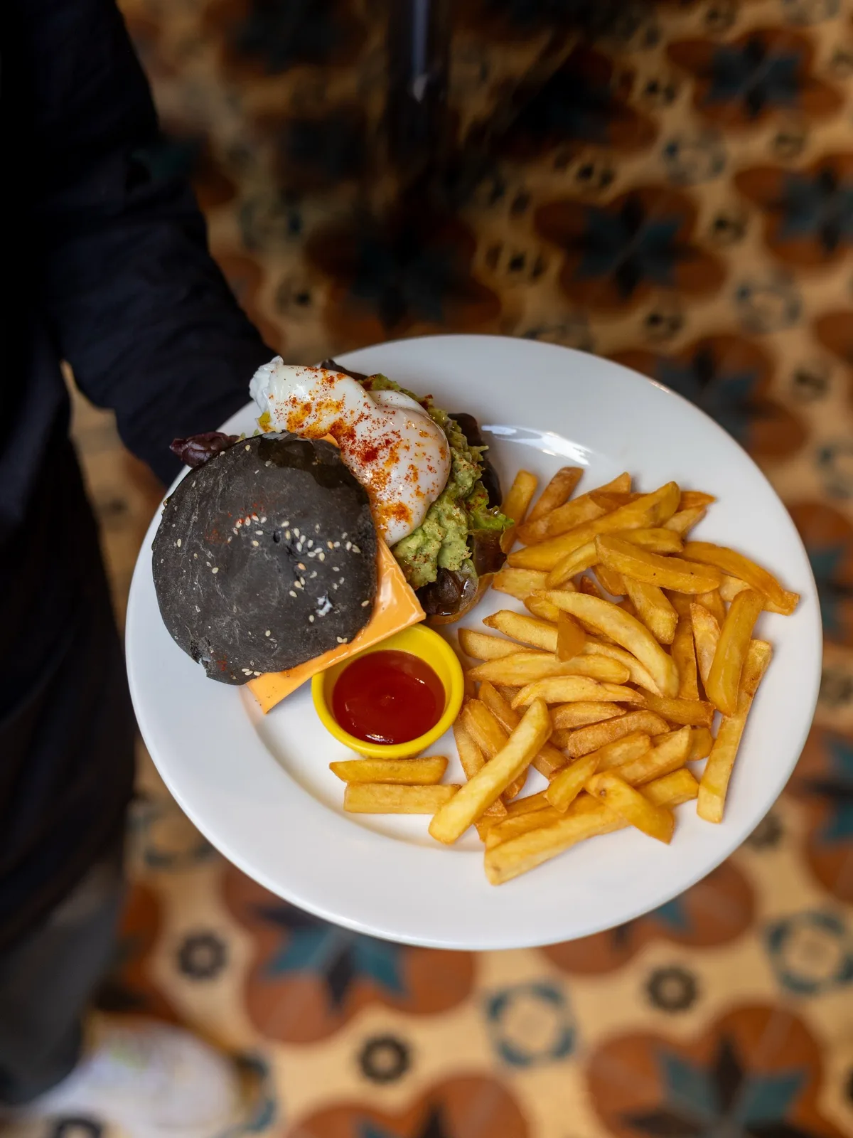 Burger au pain noir et frites maison