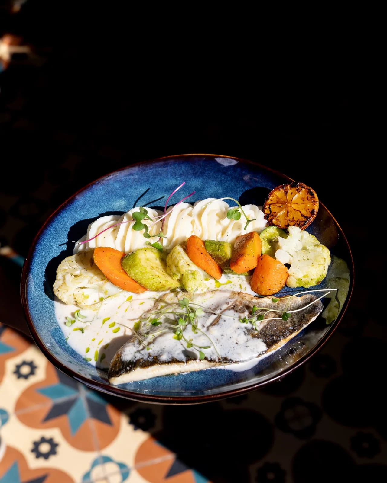 Poisson dressé à l'assiette sur céramique bleue