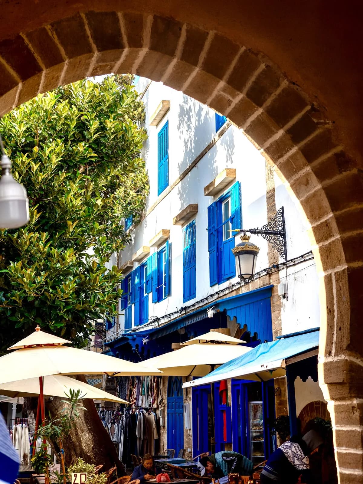 Vue sur Essaouira bleu et blanc à travers une arche de la médina