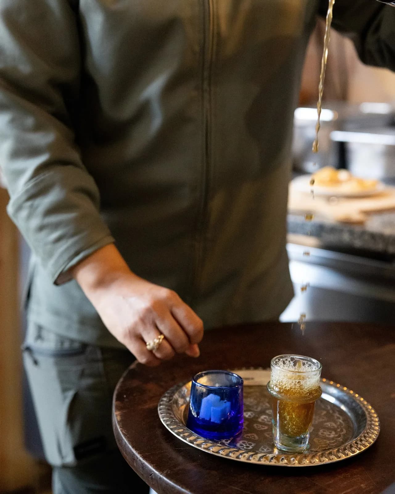 Thé à la menthe versé sur un plateau d'argent