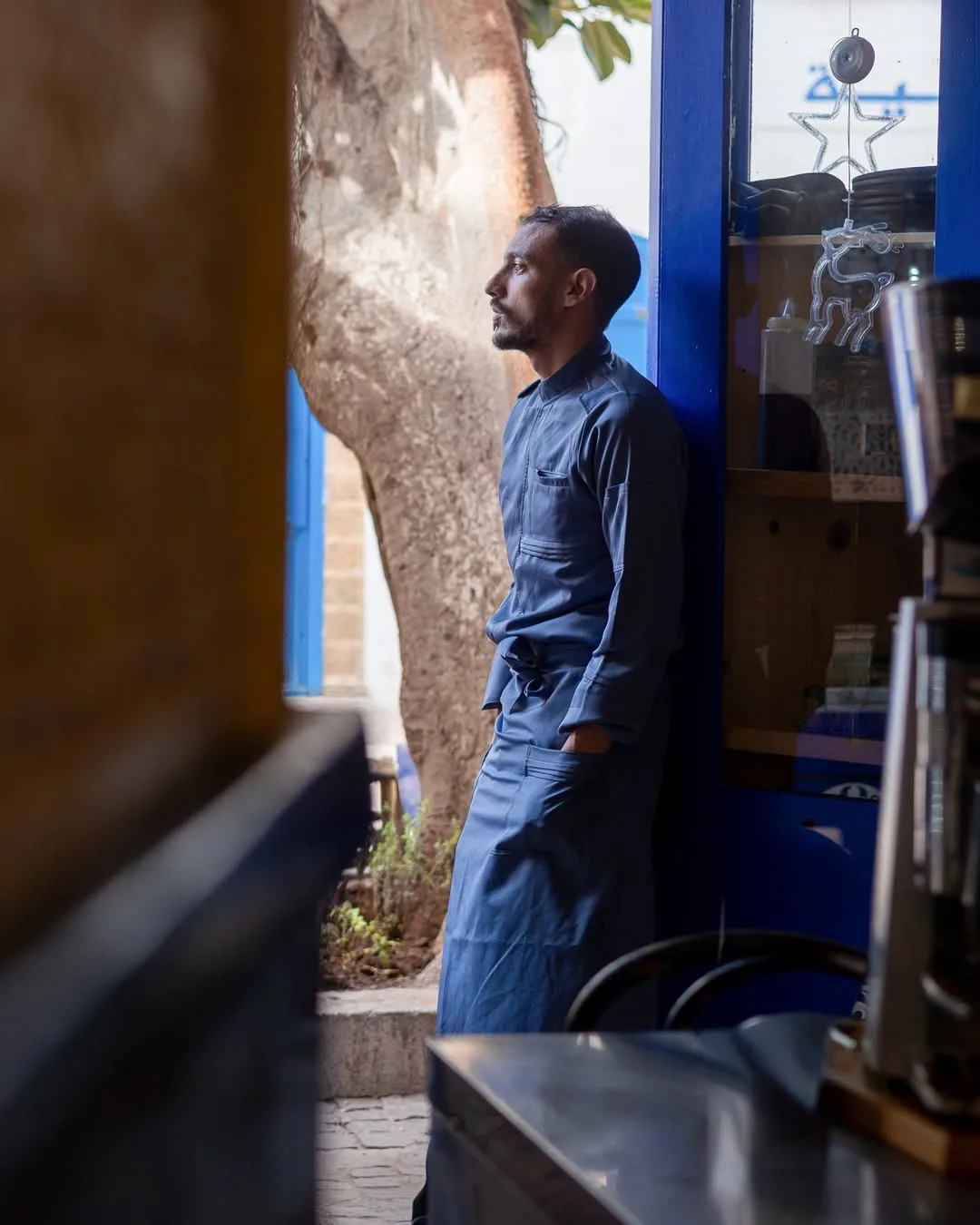 Membre de l'équipe devant une porte bleu cobalt