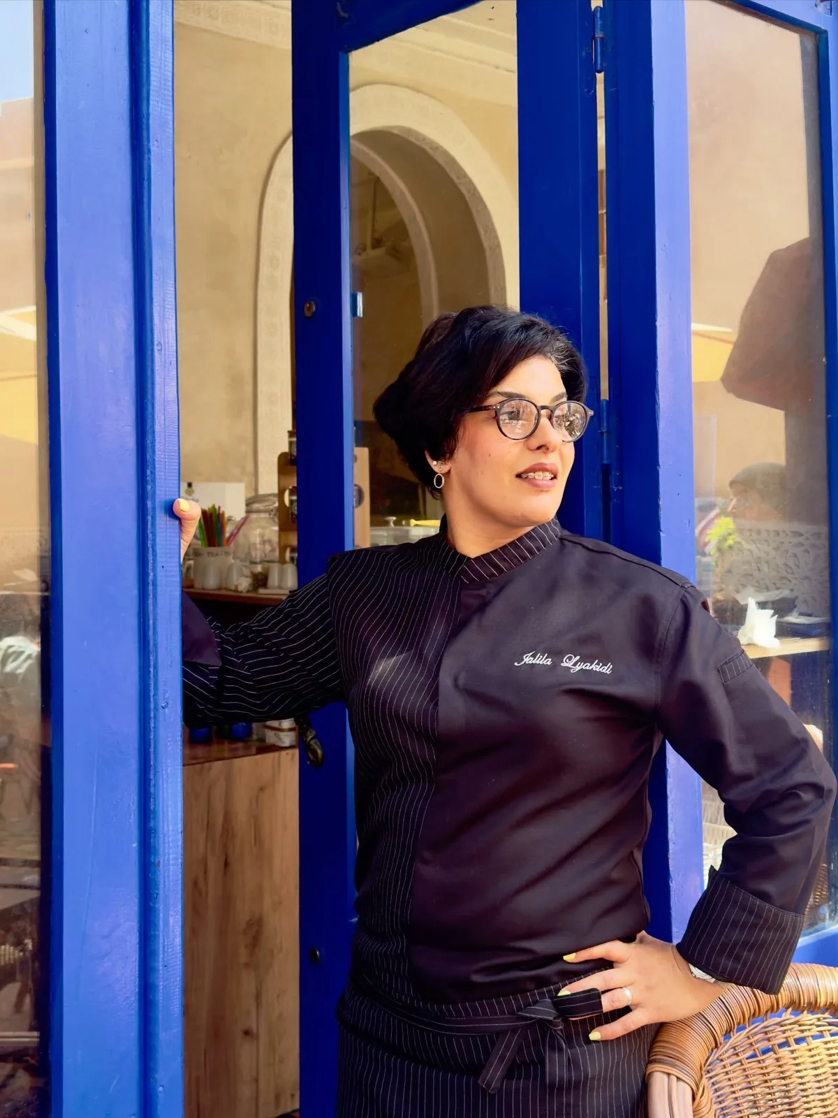 Membre de l'équipe en cuisine sur le pas de la porte bleue
